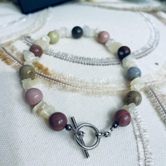 Gorgeous Multi Stone and Mother of Pearl Necklace and bracelet set - Picture 3 of 5